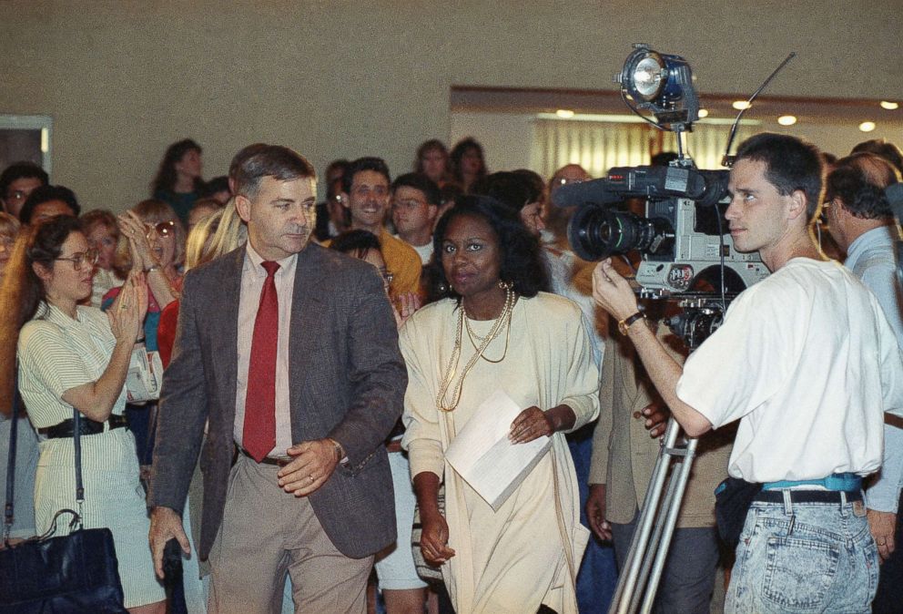 PHOTO: Oklahoma law professor Anita Hill is applauded by students as she arrives for a short news conference at the University of Oklahoma, Oct. 15, 1991.