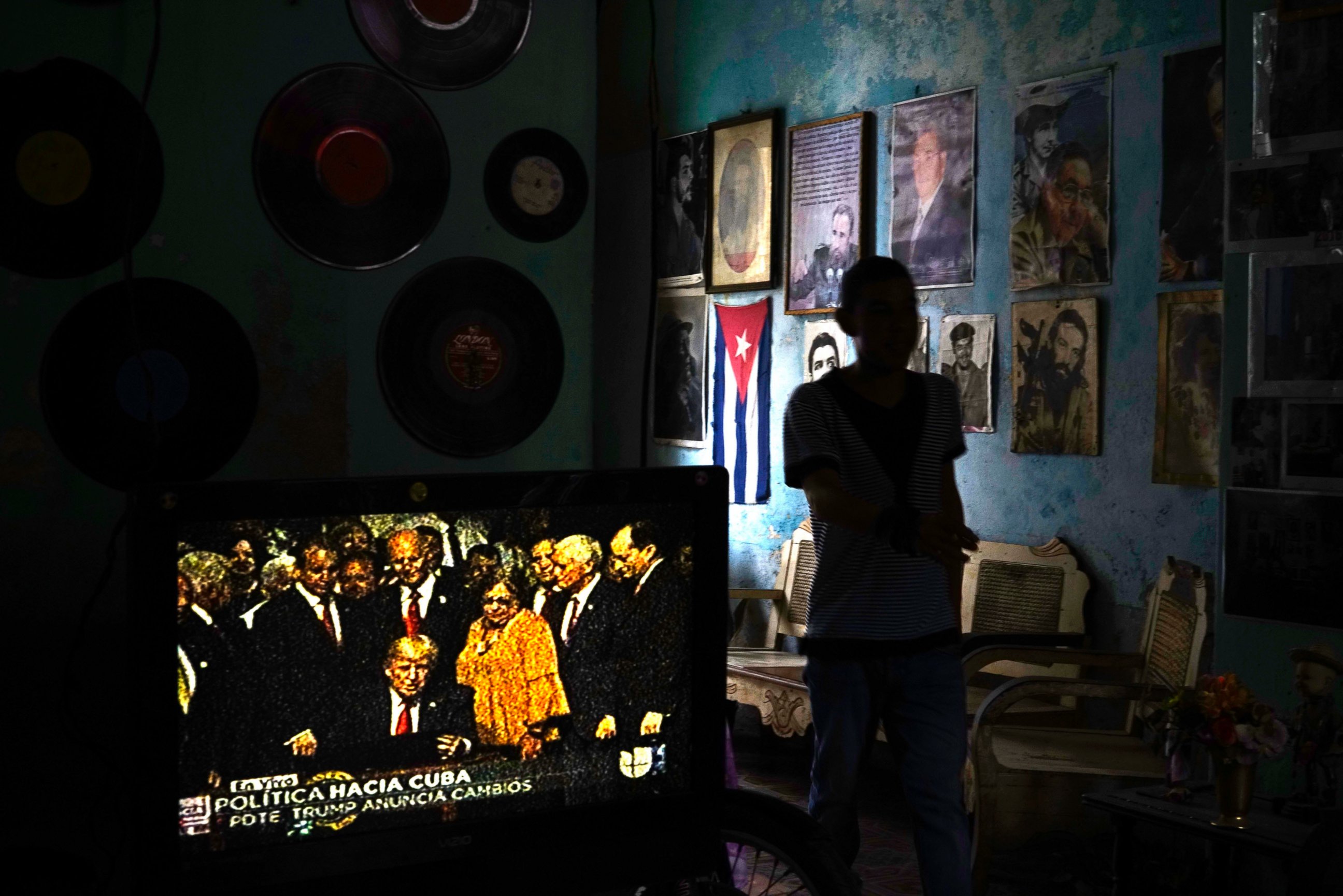 PHOTO: A television set shows President Donald Trump signing the new Cuba policy in a living room festooned with images of Cuban leaders at a house in Havana, Cuba, June 16, 2017.