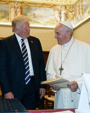 offset monarki Fortælle Gifts Trump and Pope Francis exchanged, including the pontiff's letter on  the environment - ABC News
