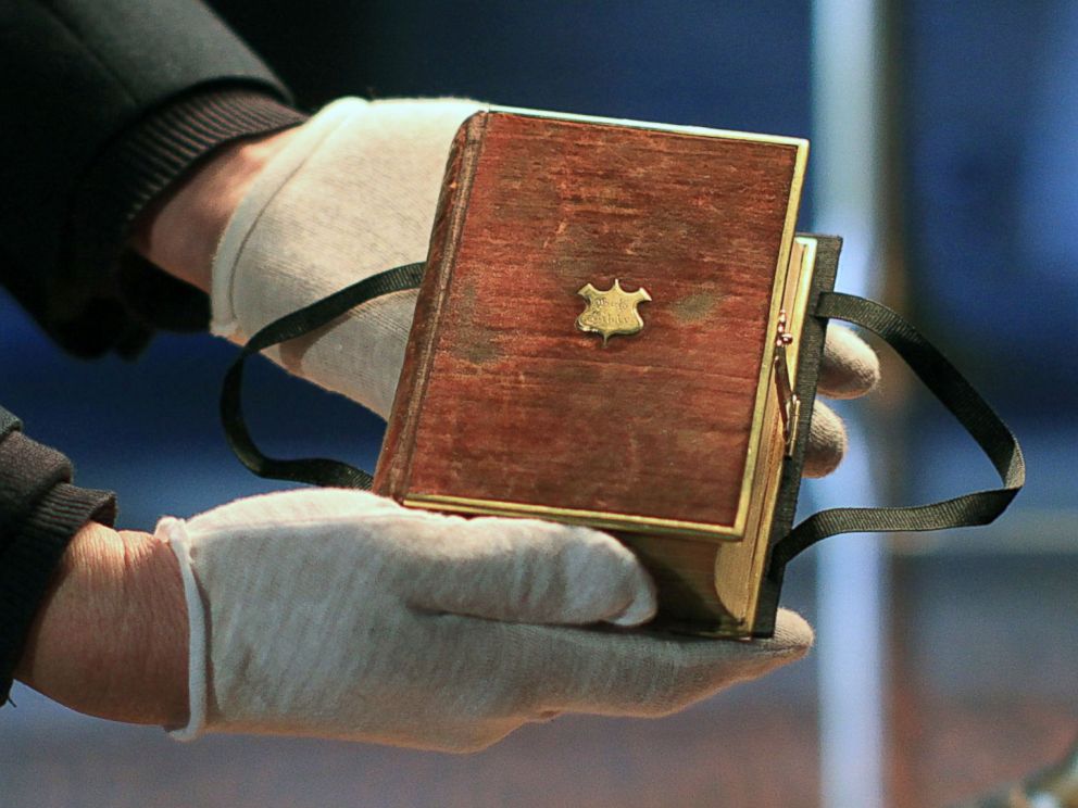 PHOTO: Curator Clark Evans displays the burgundy velvet, gilt-edged Lincoln Inaugural Bible at the Library of Congress, Dec. 23, 2008, in Washington.
