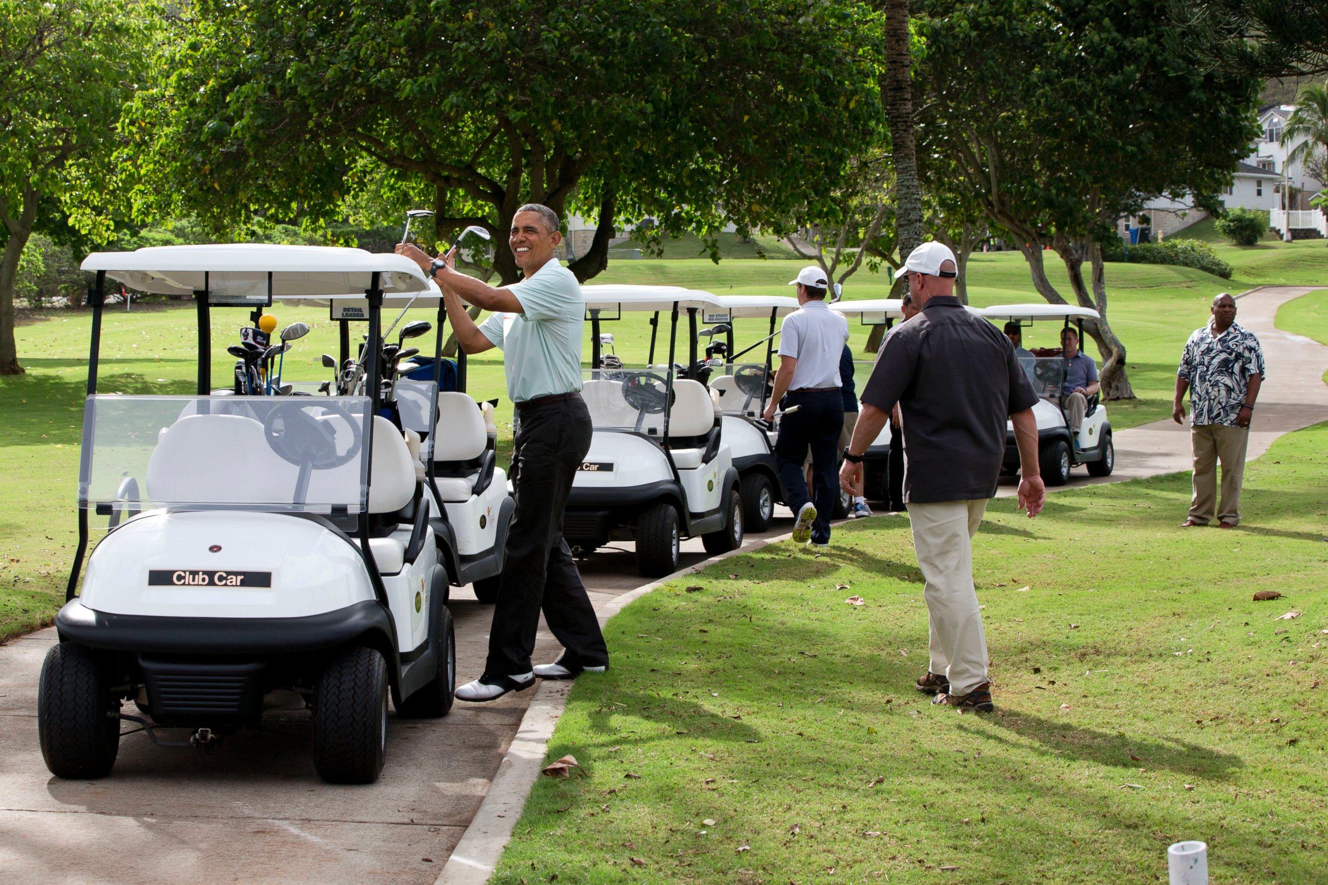 PHOTO: President Barack Obama puts his clubs in a golf cart after finishing the 18th hole on the Marine Corps Base Hawaii's Kaneohe Klipper Golf Course in Kaneohe, Hawaii on Dec. 24, 2014.