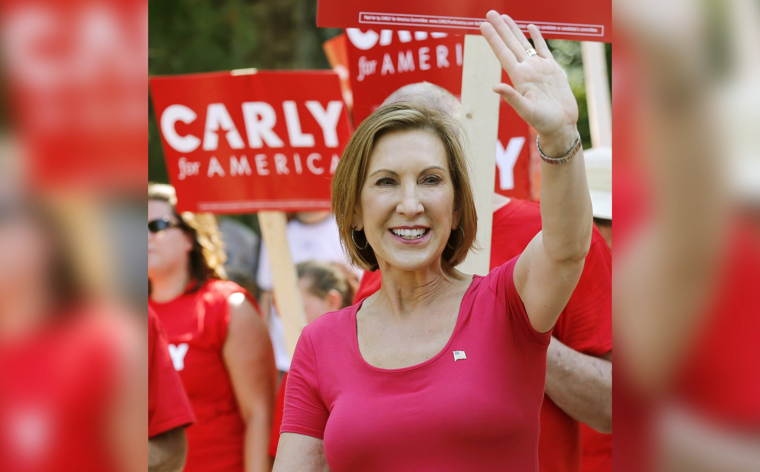 PHOTO: Republican presidential candidate Carly Fiorina, the former Hewlett-Packard chief executive, waves as she and supporters march in the Labor Day parade in Milford, N.H., Sept. 7, 2015.