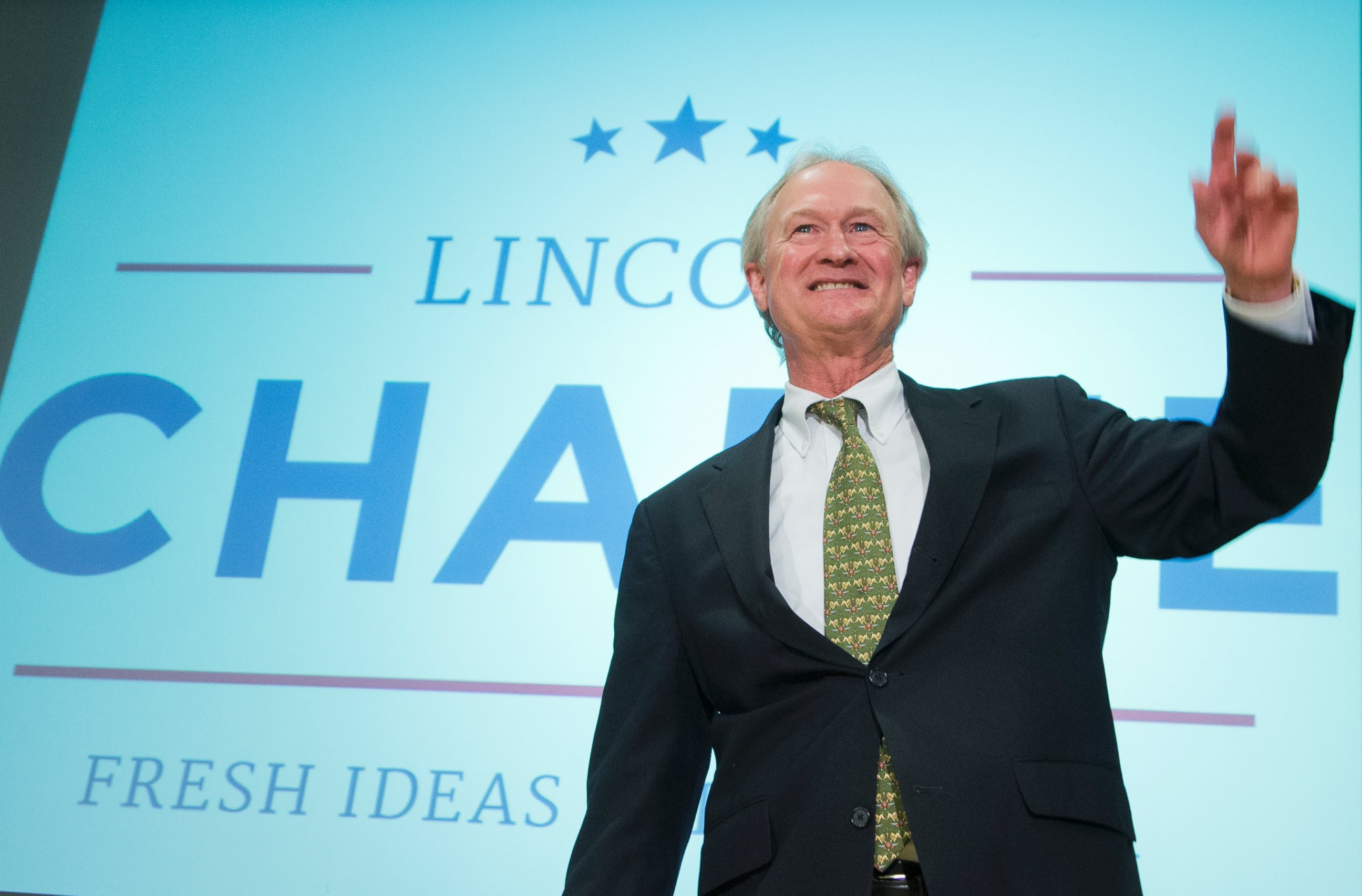 PHOTO: Former Rhode Island Gov. Lincoln Chafee, waves after announcing his candidacy for the Democratic presidential nomination during a speech at George Mason University in Arlington, Va., June 3, 2015