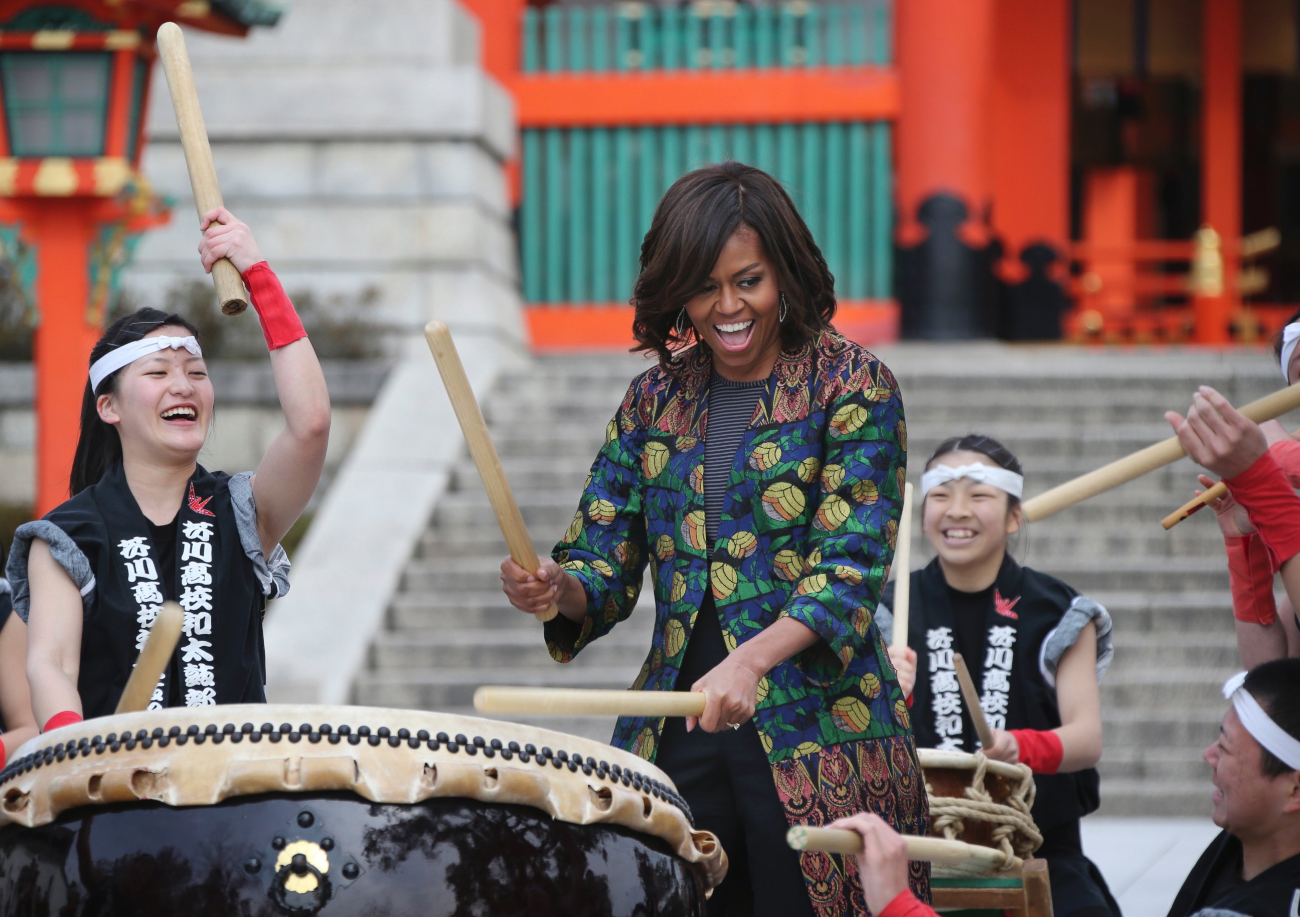 PHOTO: First lady Michelle Obama performs Taiko with the Akutagawa High School Taiko Club during her visit to Fushimi Inari Shinto Shrine in Kyoto, Japan, March 20, 2015.