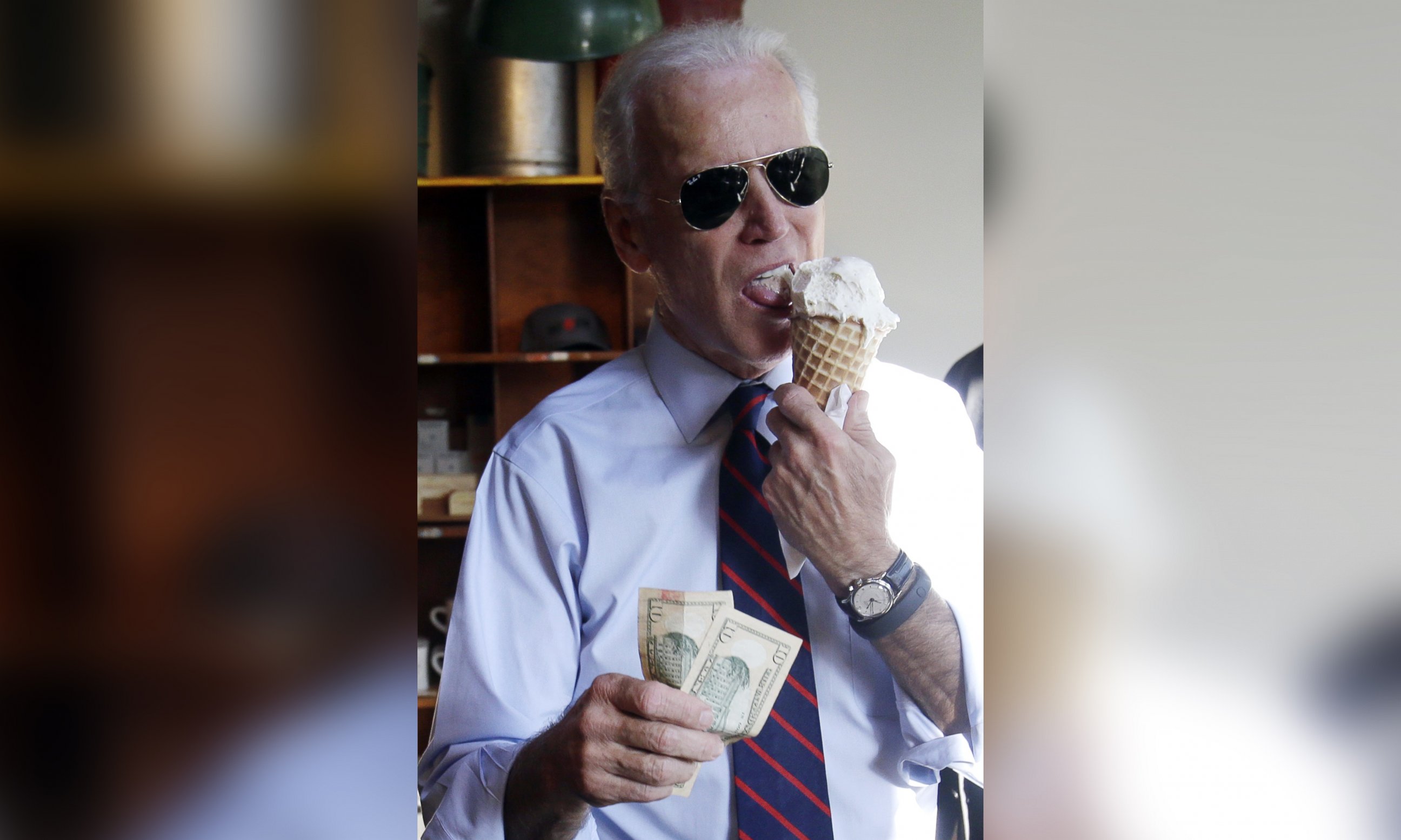 PHOTO: Vice President Joe Biden gets ready to pay for an ice cream cone after a campaign rally for U.S. Sen. Jeff Merkley in Portland, Ore., Oct. 8, 2014.