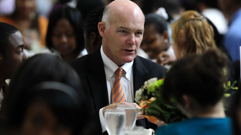 PHOTO: Joe Clancy, Special Agent in Charge, Presidential Protective Division, United States Secret Service talks with students at a White House youth leadership and mentoring luncheon at the Detroit Institute of Arts in Detroit, May 26, 2010.   