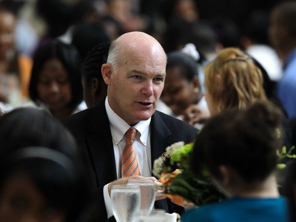 PHOTO: Joe Clancy, Special Agent in Charge, Presidential Protective Division, United States Secret Service talks with students at a White House youth leadership and mentoring luncheon at the Detroit Institute of Arts in Detroit, May 26, 2010.