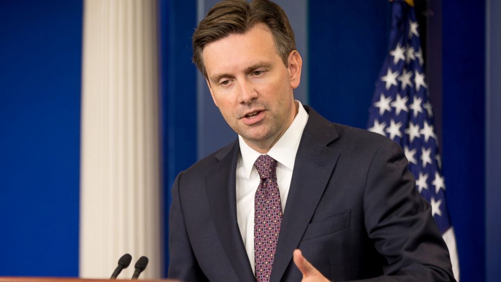 PHOTO: White House press secretary Josh Earnest speaks during the daily press briefing at the White House in Washington, Sept. 10, 2015.