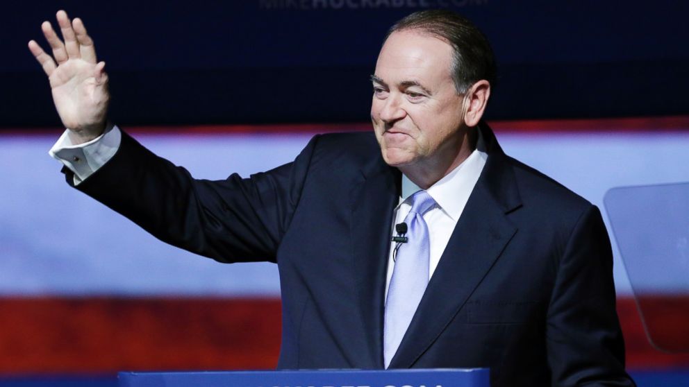 Former Arkansas Gov. Mike Huckabee waves to supporters in Hope, Ark., May 5, 2015, after he announced that he is running for the Republican presidential nomination.