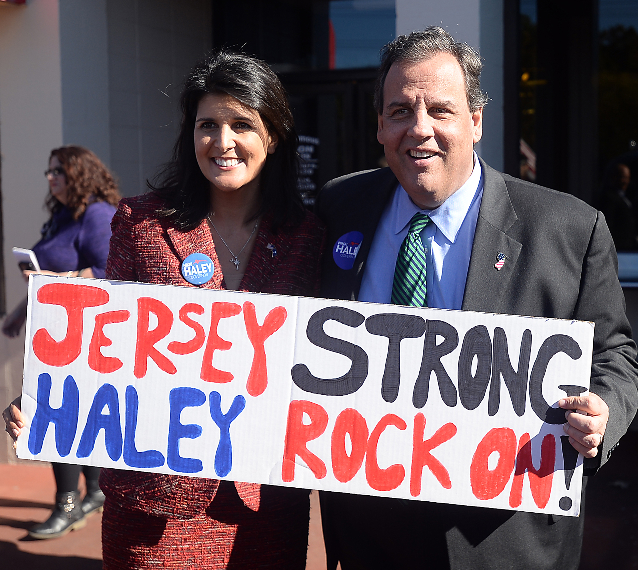 PHOTO: Gov. Nikki Haley of South Carolina and Gov. Chris Christie of New Jersey show support for each other at a drive-in restaurant in Spartanburg, S.C., on Nov. 2, 2014.