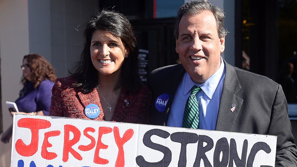 PHOTO: Gov. Nikki Haley of South Carolina and Gov. Chris Christie of New Jersey show support for each other at a drive-in restaurant in Spartanburg, S.C., on Nov. 2, 2014.