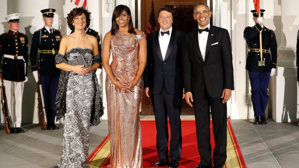 PHOTO: Barack Obama and Michelle Obama pose for a photo as they greet Italian Prime Minister Matteo Renzi and his wife Agnese Landini on the North Portico for a State Dinner at the White House in Washington, Oct. 18, 2016. 