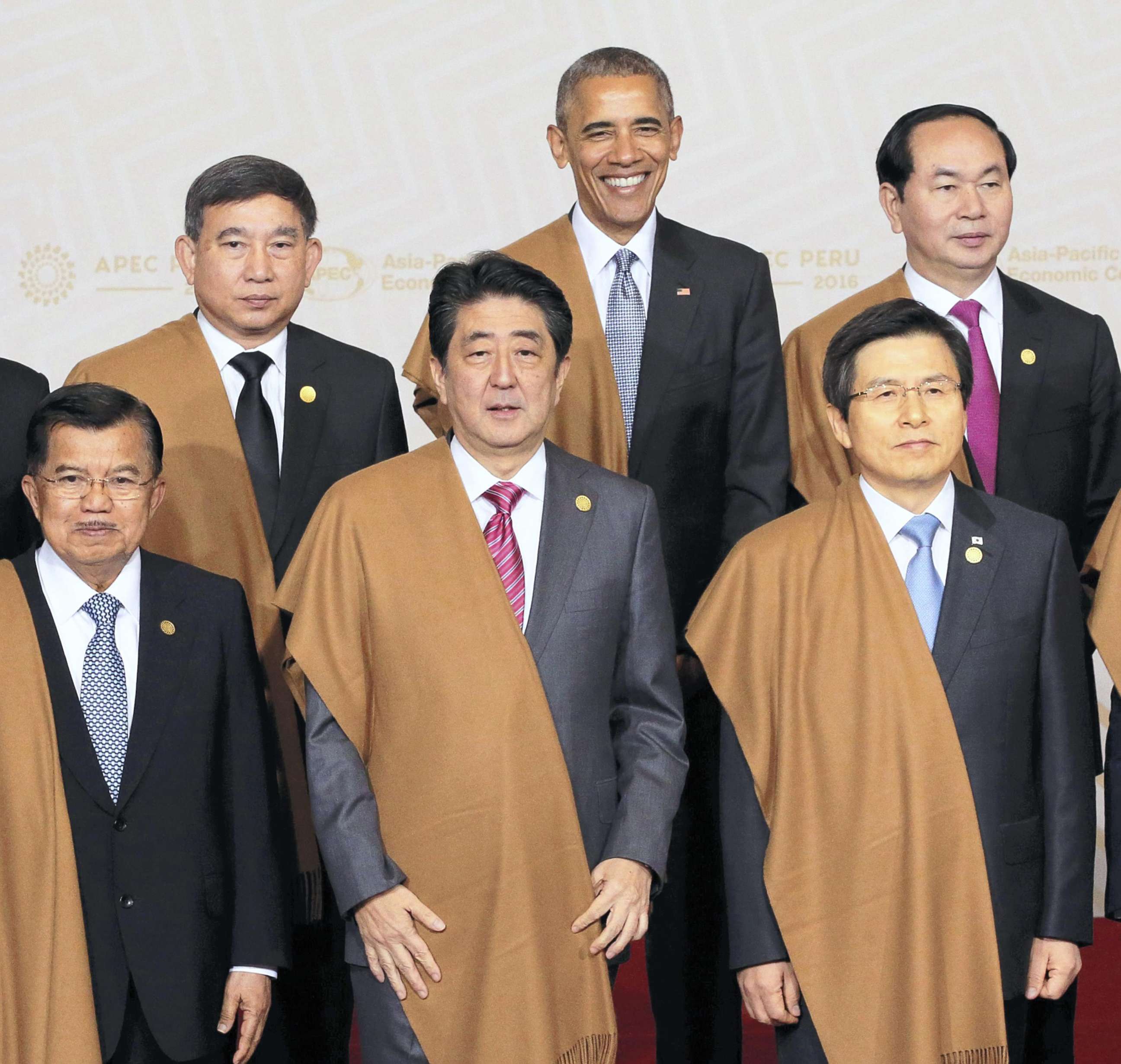PHOTO: Japanese Prime Minister Shinzo Abe(front,C), U.S. President Barack Obama(rear,C), pose with participant summit leaders after a photo session of the Asia-Pacific Economic Cooperation (APEC) meeting in Lima, Peru on Nov.20,2016.