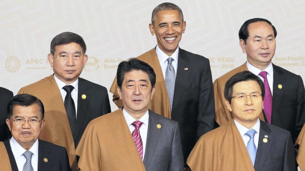 PHOTO: Japanese Prime Minister Shinzo Abe(front,C), U.S. President Barack Obama(rear,C), pose with participant summit leaders after a photo session of the Asia-Pacific Economic Cooperation (APEC) meeting in Lima, Peru on Nov.20,2016.