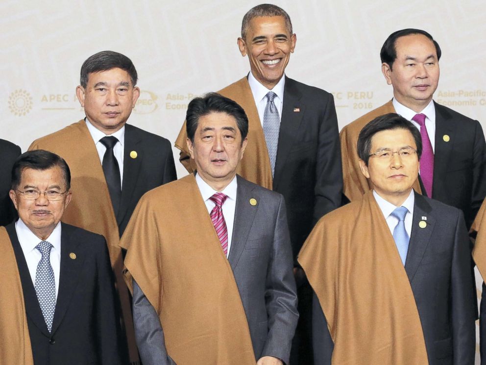 PHOTO: Japanese Prime Minister Shinzo Abe(front,C), U.S. President Barack Obama(rear,C), pose with participant summit leaders after a photo session of the Asia-Pacific Economic Cooperation (APEC) meeting in Lima, Peru on Nov.20,2016.