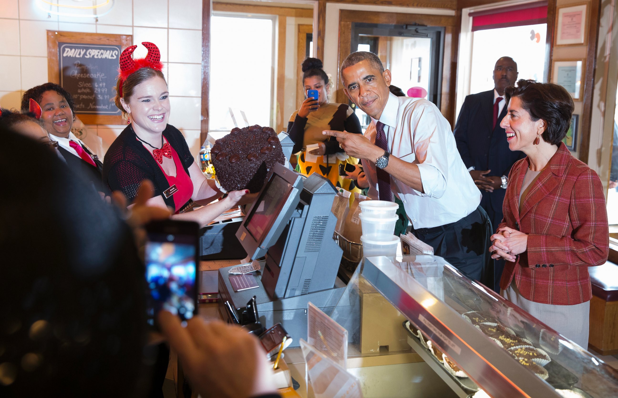 PHOTO: Amanda Schroeder holds a cake President Barack Obama ordered called "Death by Chocolate" while campaigning with Rhode Island Democratic gubernatorial candidate Gina Raimondo, Oct. 31, 2014, at Gregg's Restaurant and Pub in Providence, R.I.