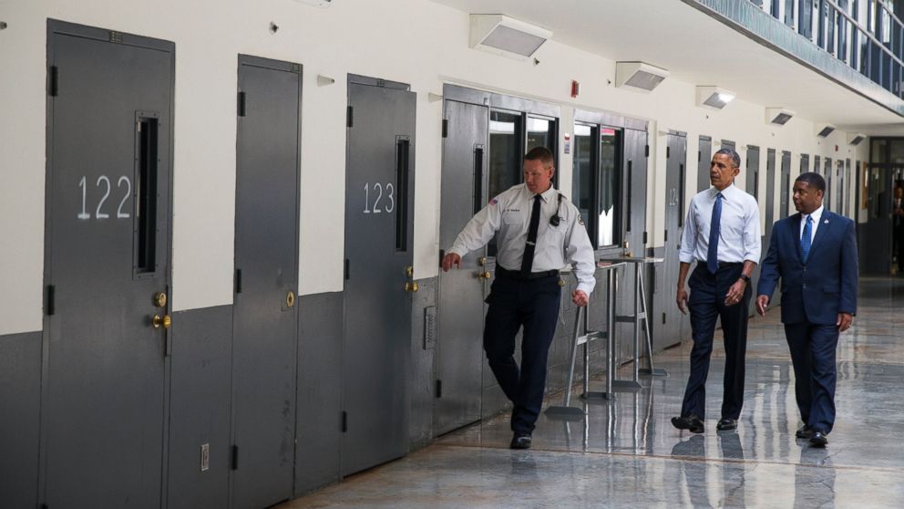 PHOTO: President Barack Obama is led on a tour by Bureau of Prisons Director Charles Samuels, right, and correctional officer Ronald Warlick during a visit to the El Reno Federal Correctional Institution in El Reno, Okla., July 16, 2015. 