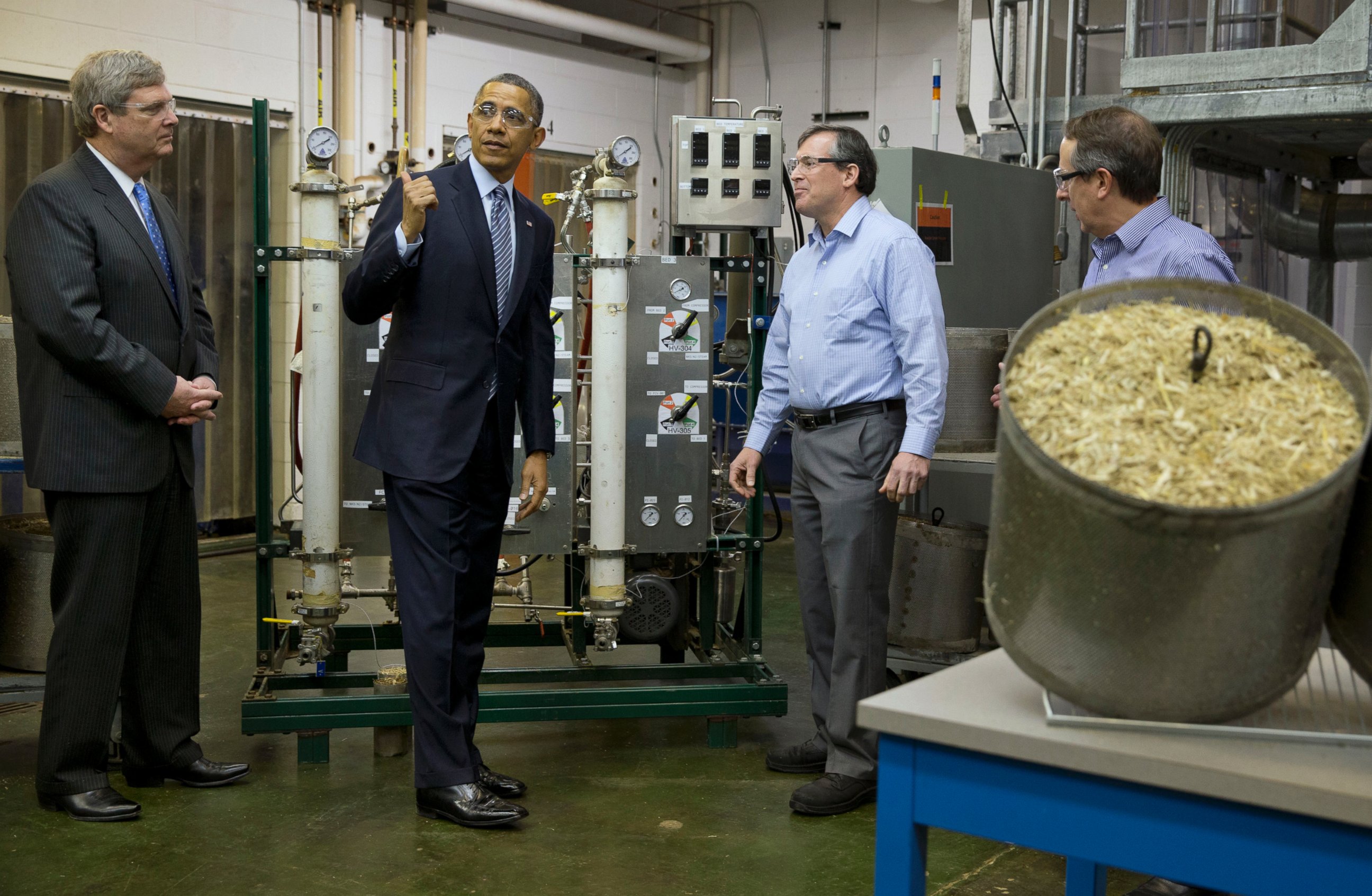 PHOTO: In this Feb. 7, 2014 file photo, Agriculture Secretary Tom Vilsack, left, and President Barack Obama, tour the biomass conversion process area at Michigan State University.