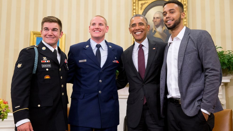 PHOTO: President Barack Obama poses for a photograph with Oregon National Guardsman, from left, Alek Skarlatos Air Force Airman 1st Class Spencer Stone, and Anthony Sadler, in the Oval Office of the White House in Washington, Sept. 17, 2015.