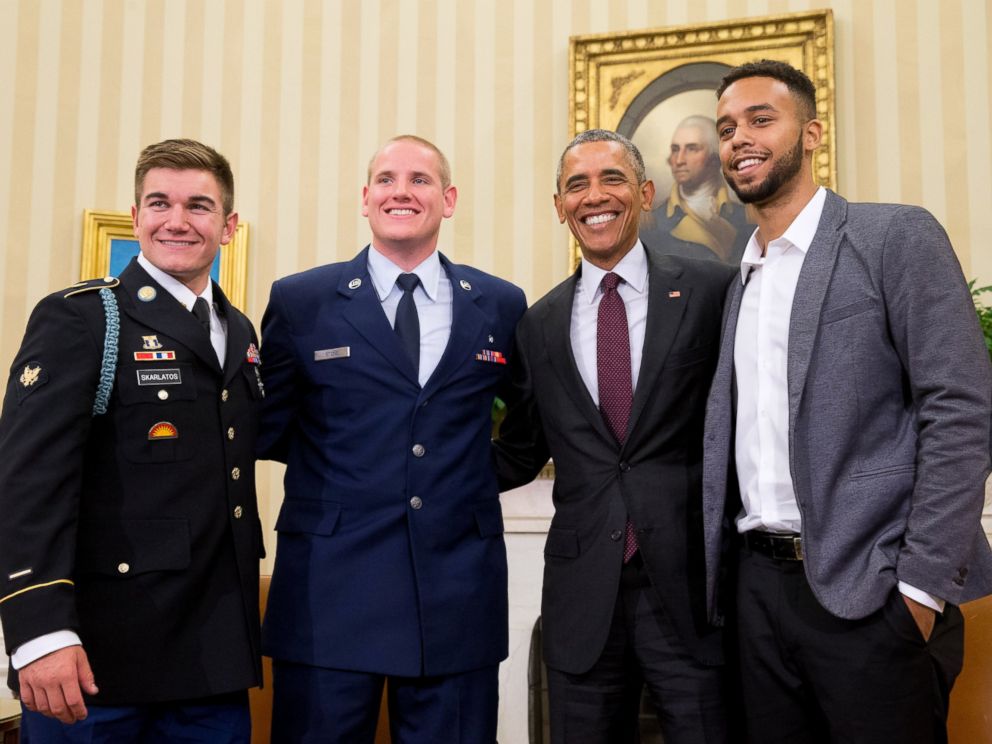 PHOTO: President Barack Obama poses for a photograph with Oregon National Guardsman, from left, Alek Skarlatos Air Force Airman 1st Class Spencer Stone, and Anthony Sadler, in the Oval Office of the White House in Washington, Sept. 17, 2015.