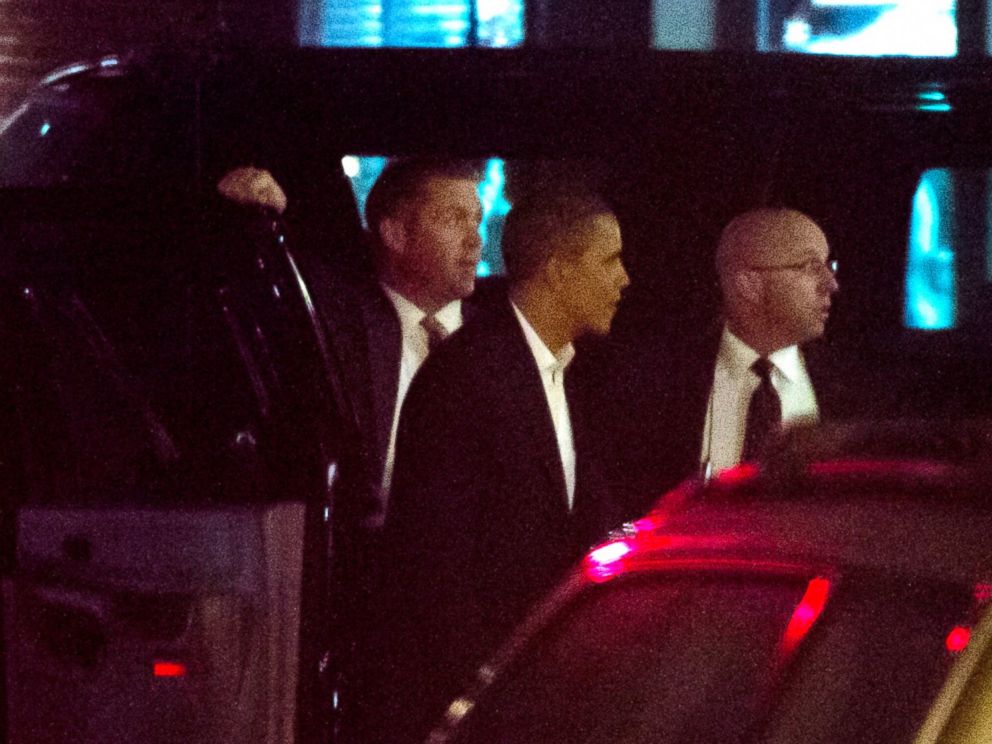 PHOTO: President Barack Obama arrives at Vermilion Restaurant in Alexandria, Va., for a Valentines Day dinner with first lady Michelle Obama on Feb. 14, 2012.
