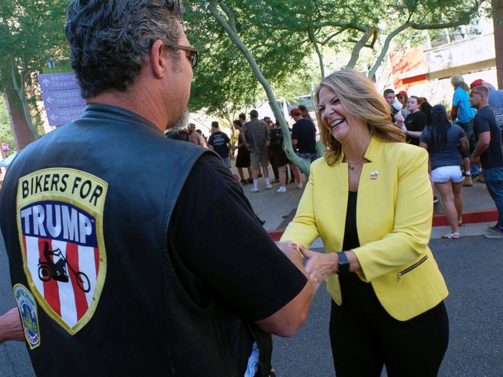 PHOTO: Kelli Ward meets members of the public at an event in Phoenix, Ariz., Aug. 22, 2017.