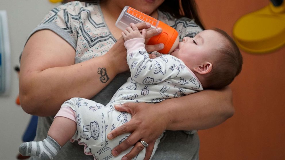 PHOTO: Elizabeth Amador bottle feeds her daughter Destinee, 9 months, at the Ellis R. Shipp Public Health Center in West Valley City, Utah, May 12, 2022.