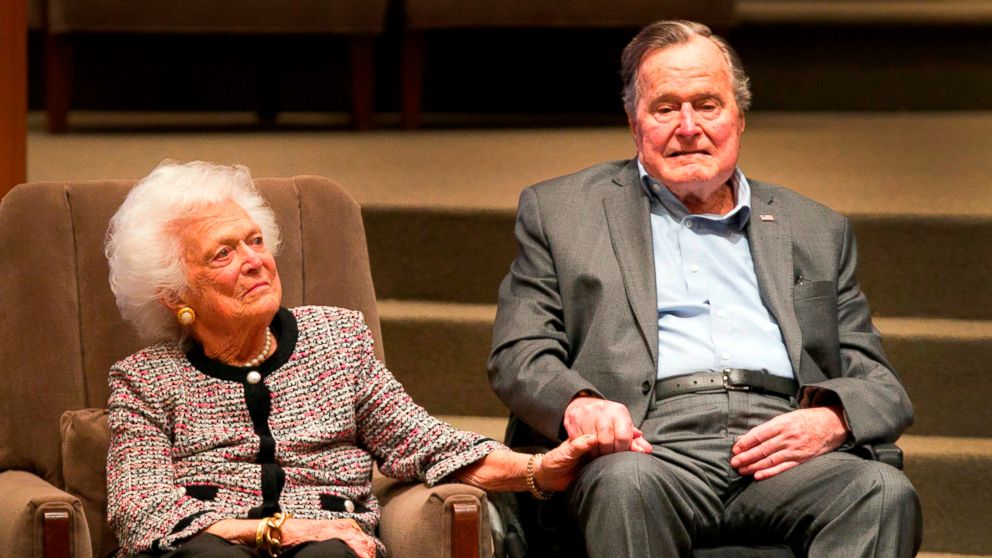 George H W Bush Was Still Heartbroken Over Wife Barbara S Death When He Died Former White House Photographer Says Abc News