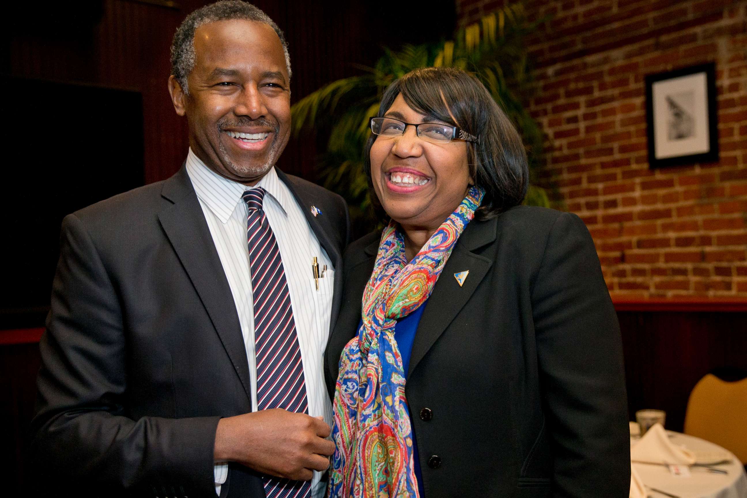 PHOTO: Ben Carson spends a moment with his wife Candy Carson as she arrives for a Valentine's Day dinner at the Blue Marlin restaurant in Columbia, S.C., Feb. 14, 2016.