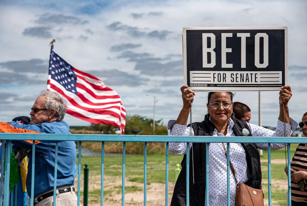 PHOTO: A woman holds up a sign supporting Beto O'Rourke at an event in Eagle Pass, Texas, Sept. 22, 2018.