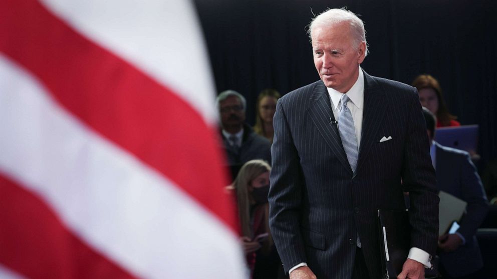 عکس: رئیس جمهور جو بایدن قبل از سخنرانی در مراسمی در کاخ سفید در واشنگتن دی سی، 18 نوامبر 2022 از مهمانان استقبال می کند.