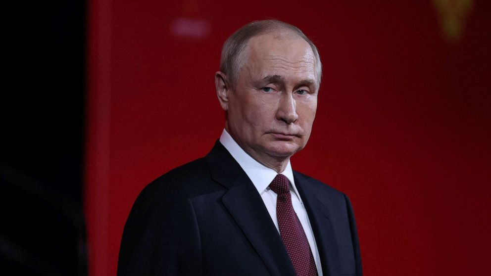 Presiden Rusia Vladimir Putin berbicara pada upacara yang menandai peringatan 75 tahun Badan Medis-Biologi Federal pada 9 November 2022 di Moskow, Rusia.