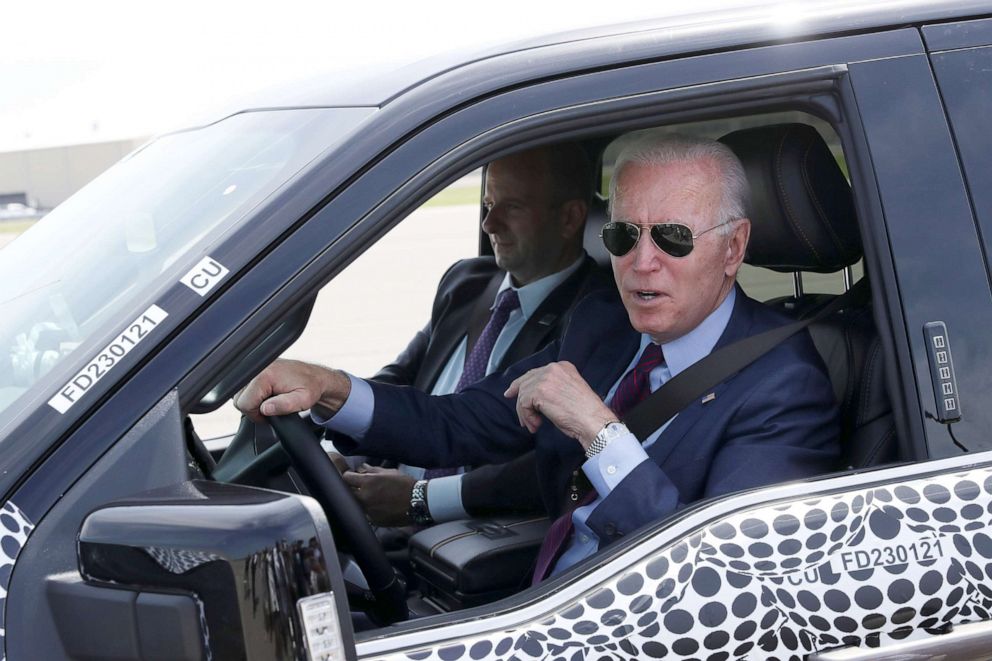 biden-ford-plant-02-rt-iwb-210518_1621367557972_hpEmbed_3x2_992.jpg