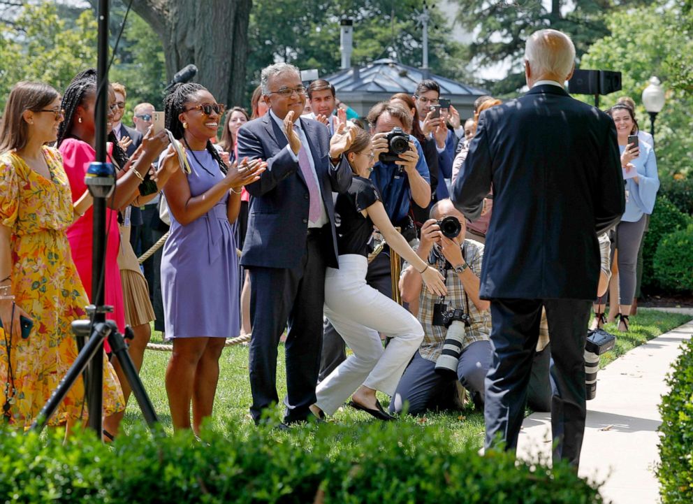 照片：当乔·拜登总统于 2022 年 7 月 27 日在华盛顿特区的白宫走进玫瑰园就 COVID-19 发表讲话时，白宫工作人员鼓掌