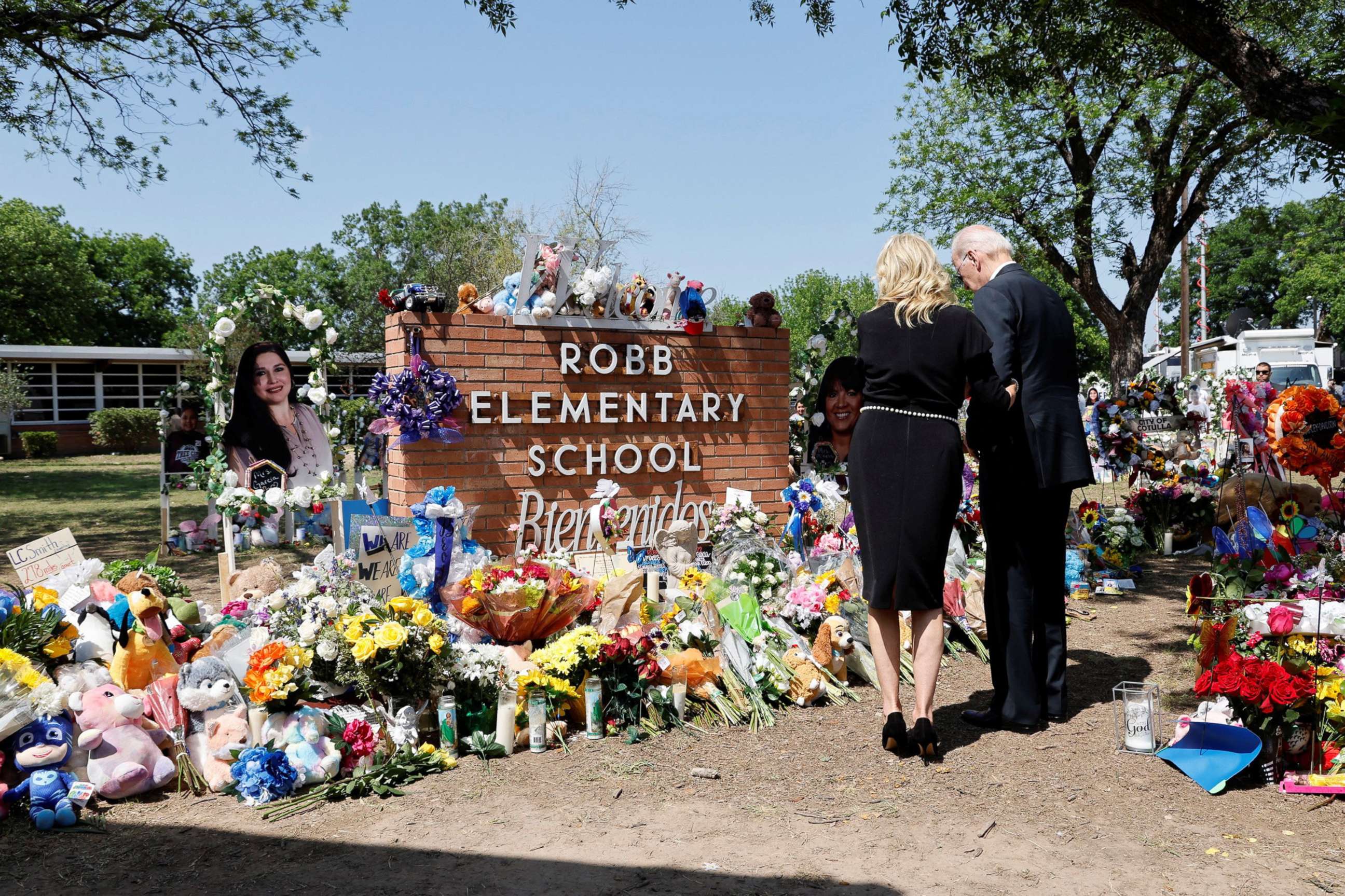 PHOTO: President Joe Biden and first lady Jill Biden pay their respects at the Robb Elementary School memorial, where a gunman killed 19 children and two teachers in the deadliest U.S. school shooting in nearly a decade, in Uvalde, Texas, May 29, 2022.