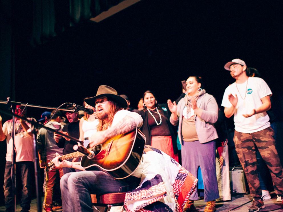 PHOTO: Billy Ray Cyrus performs at the Stand-N-Vote event at Turtle Mountain Community College in Belcourt, N.D.