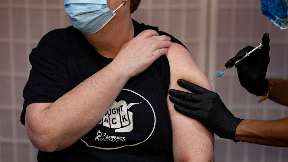 PHOTO: Amy Bagley receives the Moderna coronavirus disease (COVID-19) booster vaccine targeting BA.4 and BA.5 Omicron sub variants at Skippack Pharmacy in Schwenksville, Penn., Sept. 8, 2022.