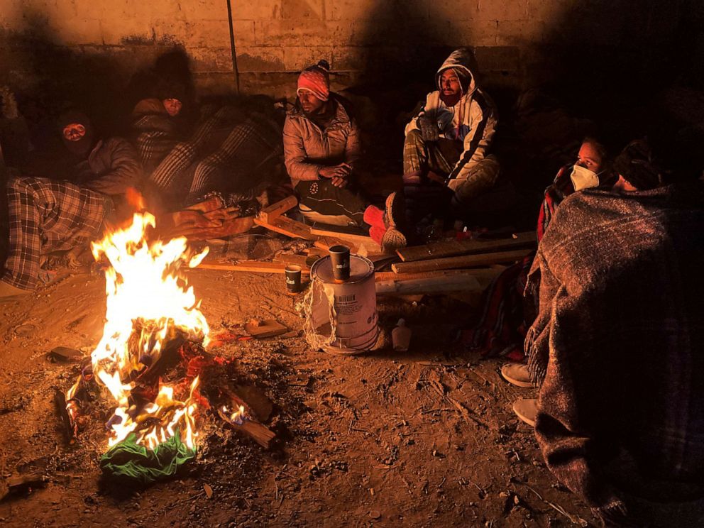 PHOTO: Venezuelan migrants crowd around an outdoor bonfire as temperatures plummet along the Mexican-U.S. border, Dec. 22, 2022, in Ciudad Juárez, Mexico.