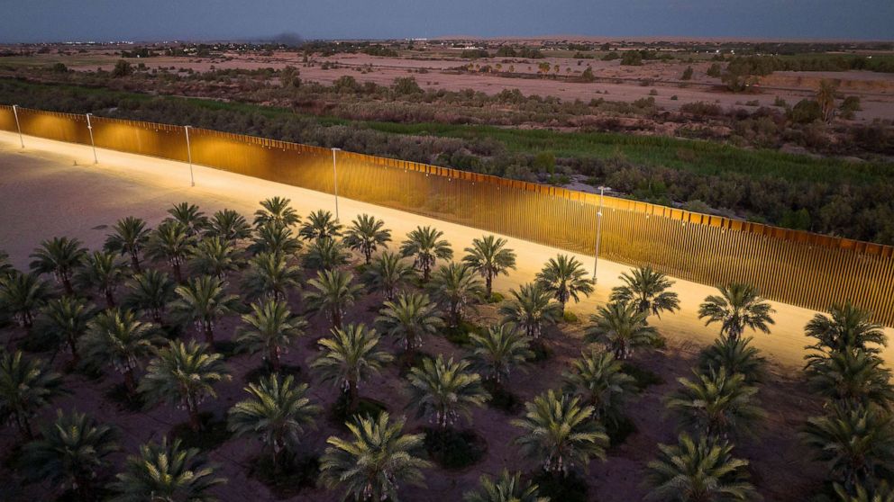 FOTO: ARCHIVO - En esta vista aérea, una granja de dátiles se encuentra junto a una sección de la valla fronteriza entre Estados Unidos y México construida por la administración Trump, el 27 de septiembre de 2022 en Yuma, Arizona.