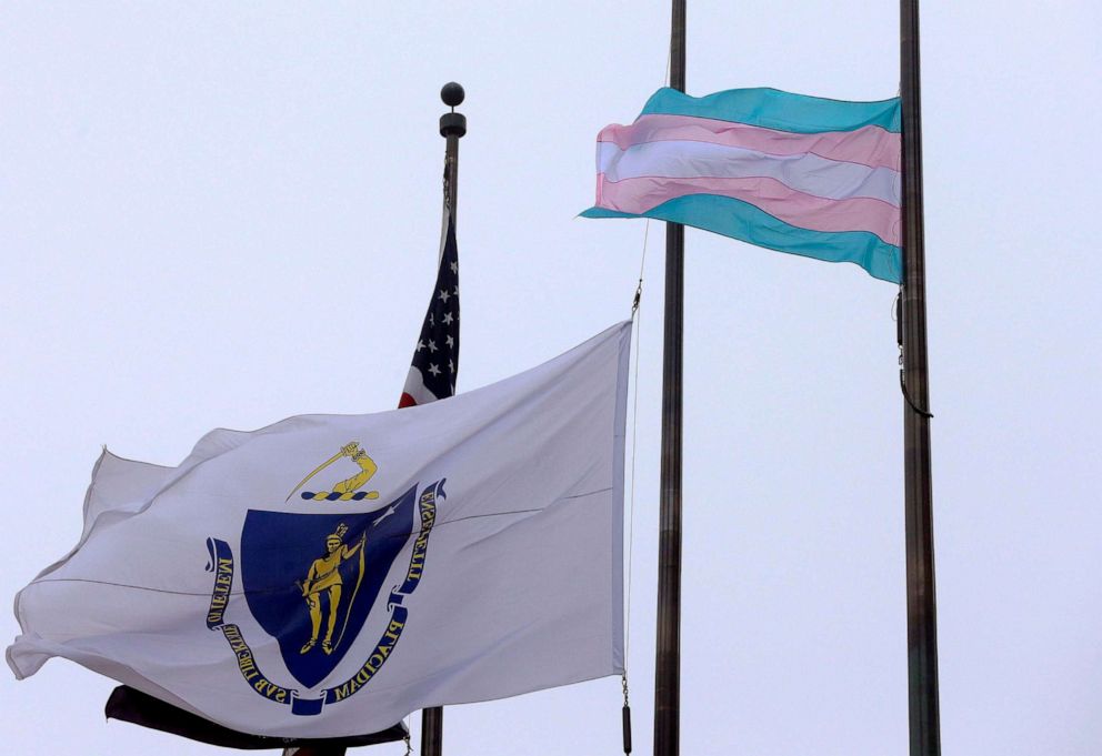 FOTO: En esta foto de archivo del 2 de mayo de 2016, una bandera que representa a la comunidad transgénero, en primer plano, ondea junto a la bandera del estado de Massachusetts y una bandera de EE. UU. frente al ayuntamiento de Boston.