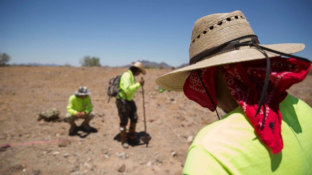 PHOTO: Aguilas del Desierto, Eagkes of the Desert, a search and rescue crew, mark off an area where human remains were found, May 27, 2017, in the Cabeza Prieta wilderness near Ajo, Arizona.
