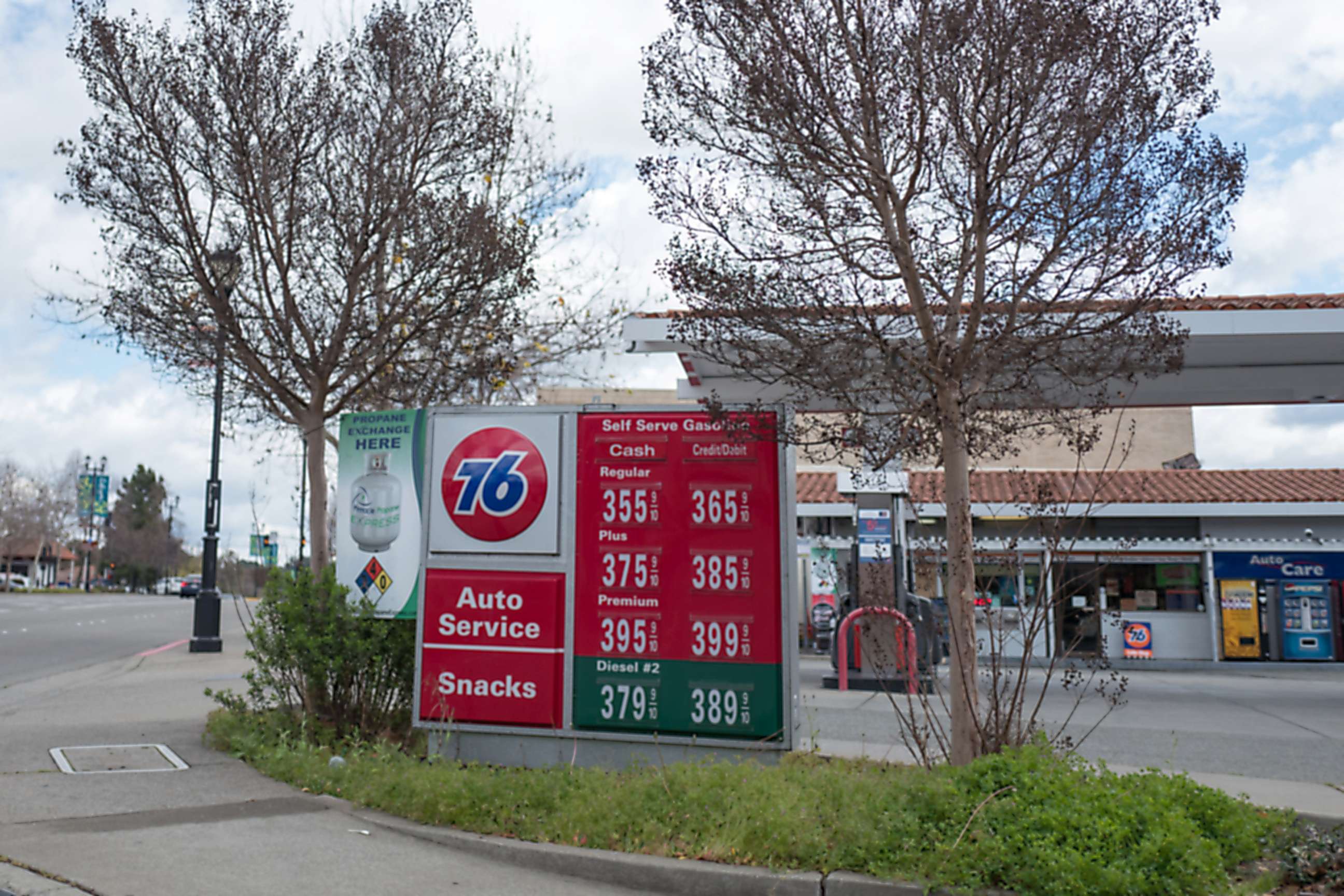 PHOTO: A sign at 76 gas station in Lafayette, Calif., shows high gas prices, Feb. 26, 2018.