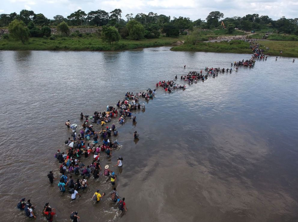 PHOTO: Salvadorean migrants heading in a caravan to the US cross the Suchiate River to Mexico, Nov. 2, 2018.