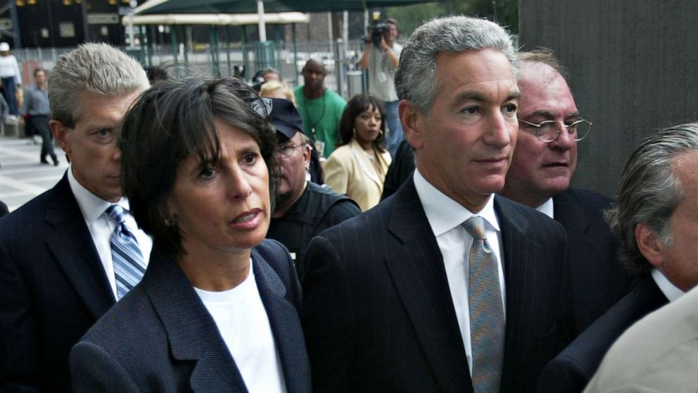 PHOTO: Charles Kushner and his wife Barbara Kushner walk to the U.S. District Courthouse, Aug. 18, 2004, in Newark, N.J.
