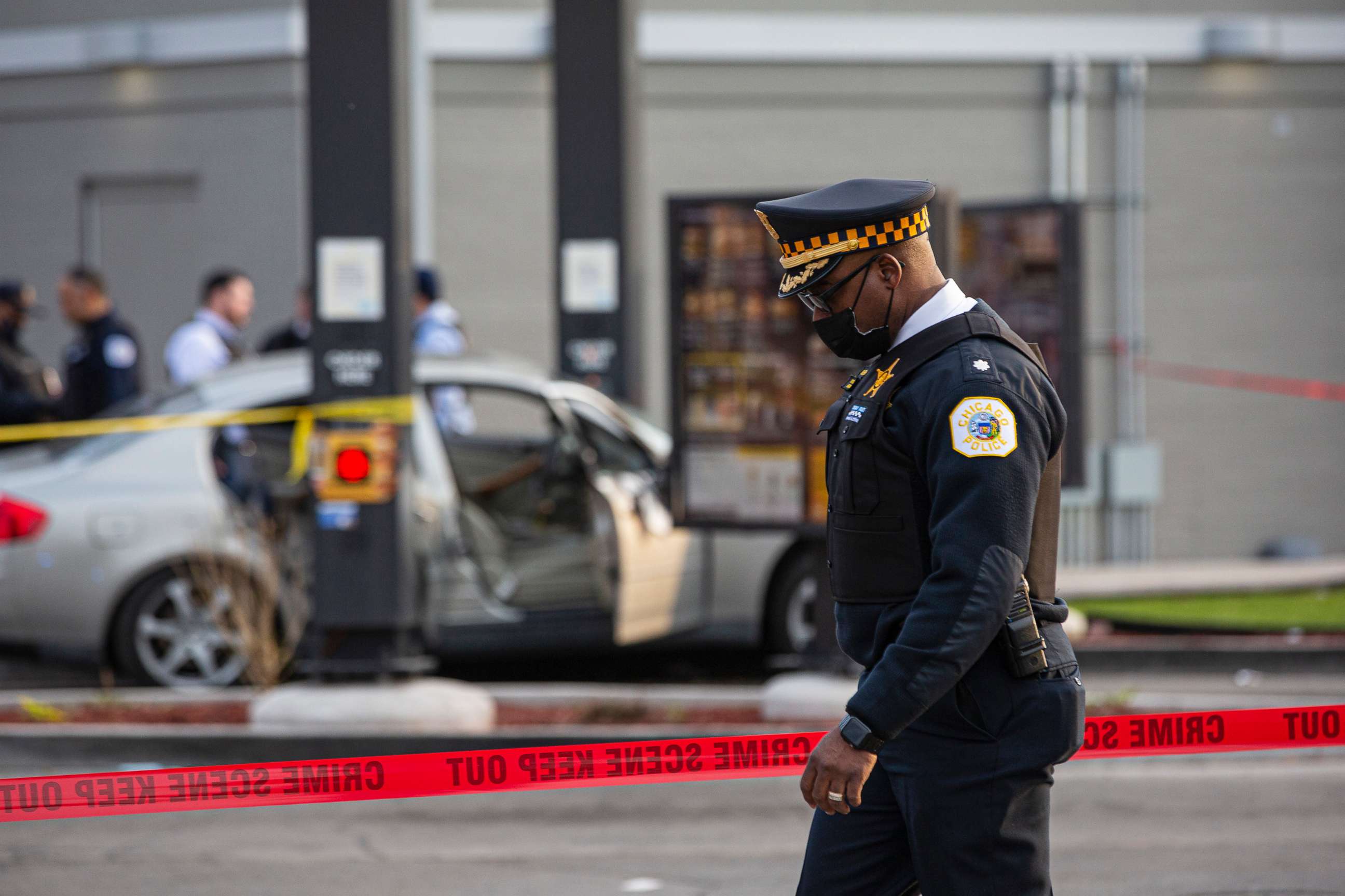 PHOTO: A police commander walks by as police investigate a crime scene where Jontae Adams, 28, and his daughter Jaslyn, 7, where shot, resulting in Jaslyn's death at a McDonald's drive-thru, April 18, 2021, in Chicago.