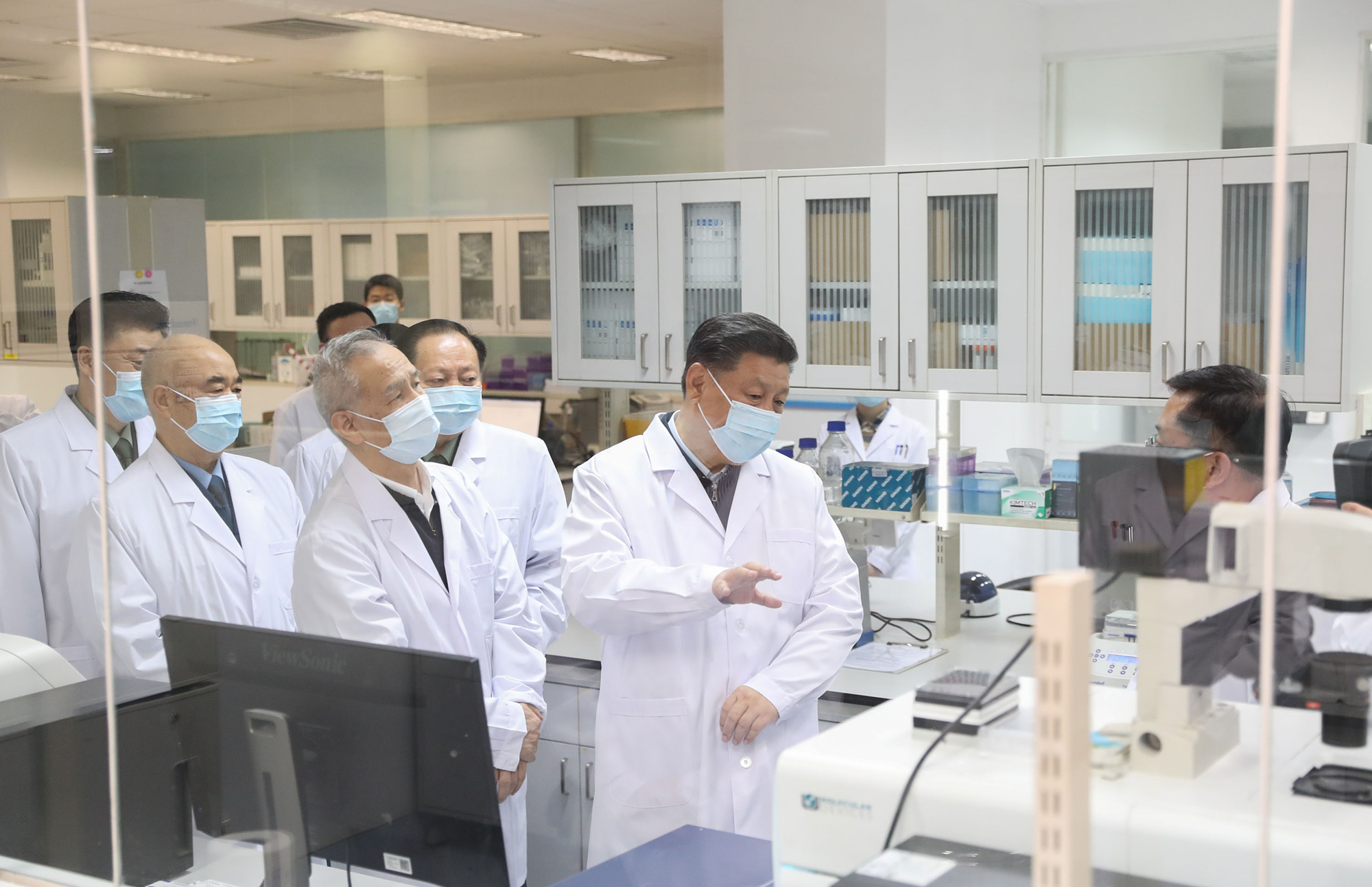 PHOTO: Xi Jinping learns about the progress on the vaccine and anti-body research during his visit to the Academy of Military Medical Sciences in Beijing, March 20, 2020.