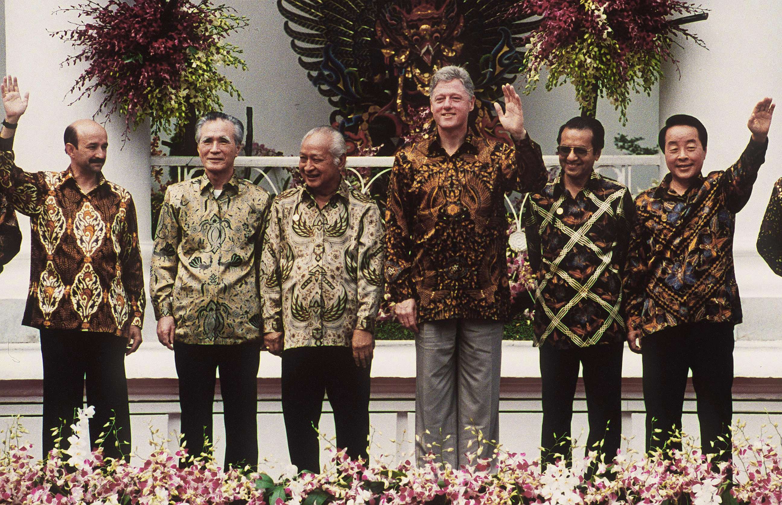 PHOTO: President Bill Clintonposes for a group photo during the 6th APEC summit in Bogar, Indonesia, Nov. 15, 1994. 