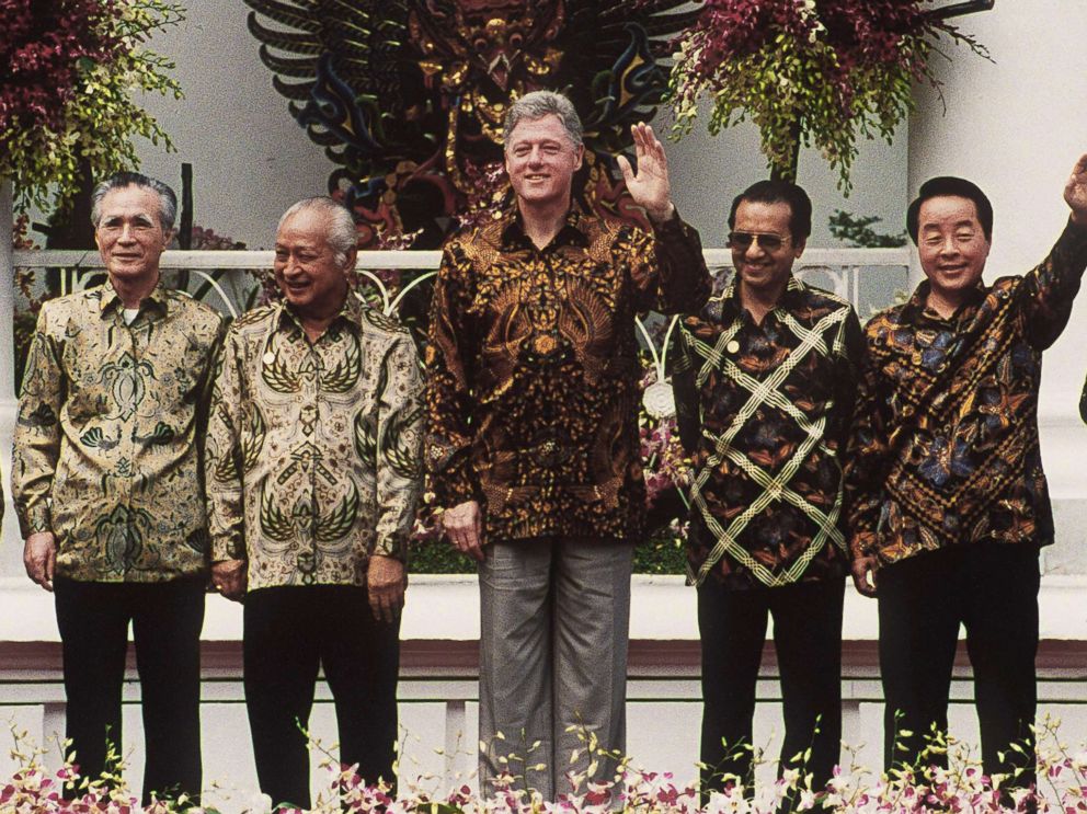 PHOTO: President Bill Clintonposes for a group photo during the 6th APEC summit in Bogar, Indonesia, Nov. 15, 1994.