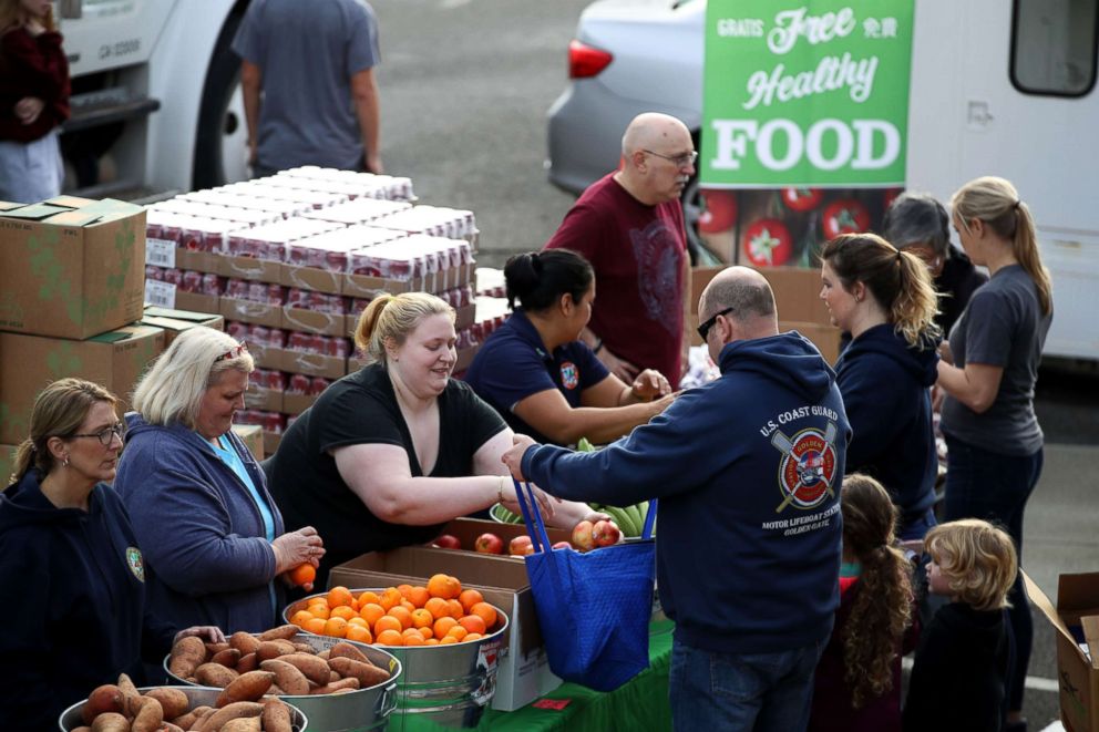 PHOTO: U.S. Coast Guard families receive free groceries during a food giveaway on Jan. 19, 2019 in Novato, Calif.