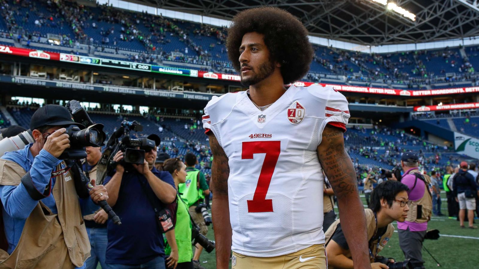 Colin Kaepernick kneels for national anthem amid USA chants - CBS News